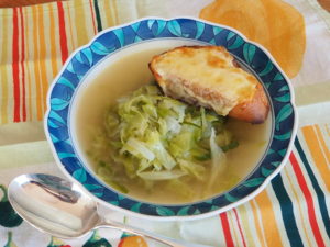 春キャベツでオニオングラタンスープの画像