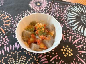 じゃがいもとこんにゃくのトマトピュレ炒め